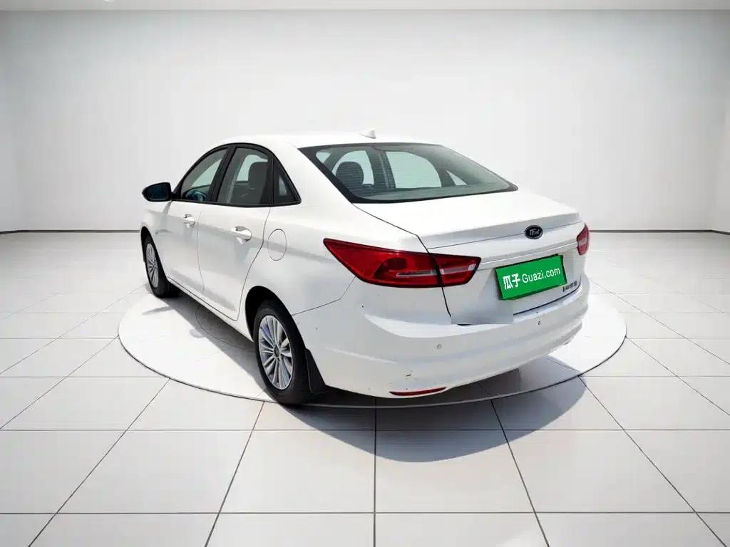 Ford Focus 2015 1.5L Manual Comfort Model — миниатюра 4