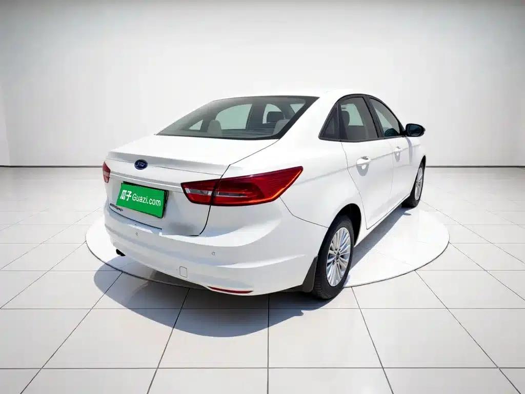 Ford Focus 2015 1.5L Manual Comfort Model — миниатюра 6