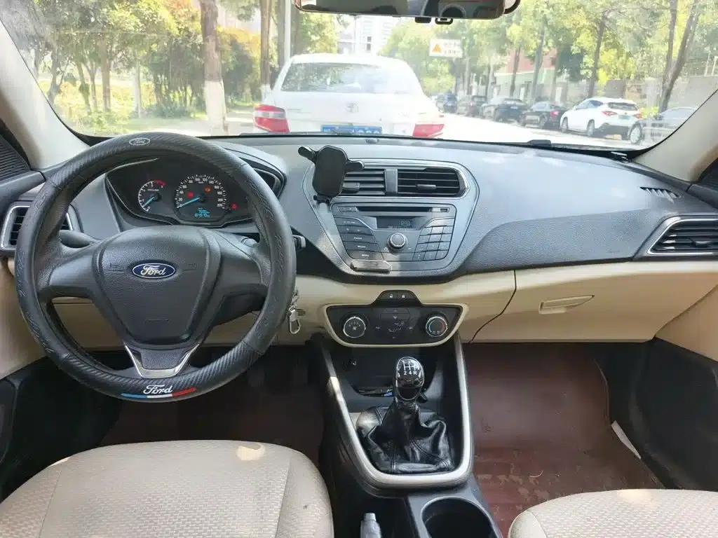 Ford Focus 2015 1.5L Manual Comfort Model — миниатюра 10