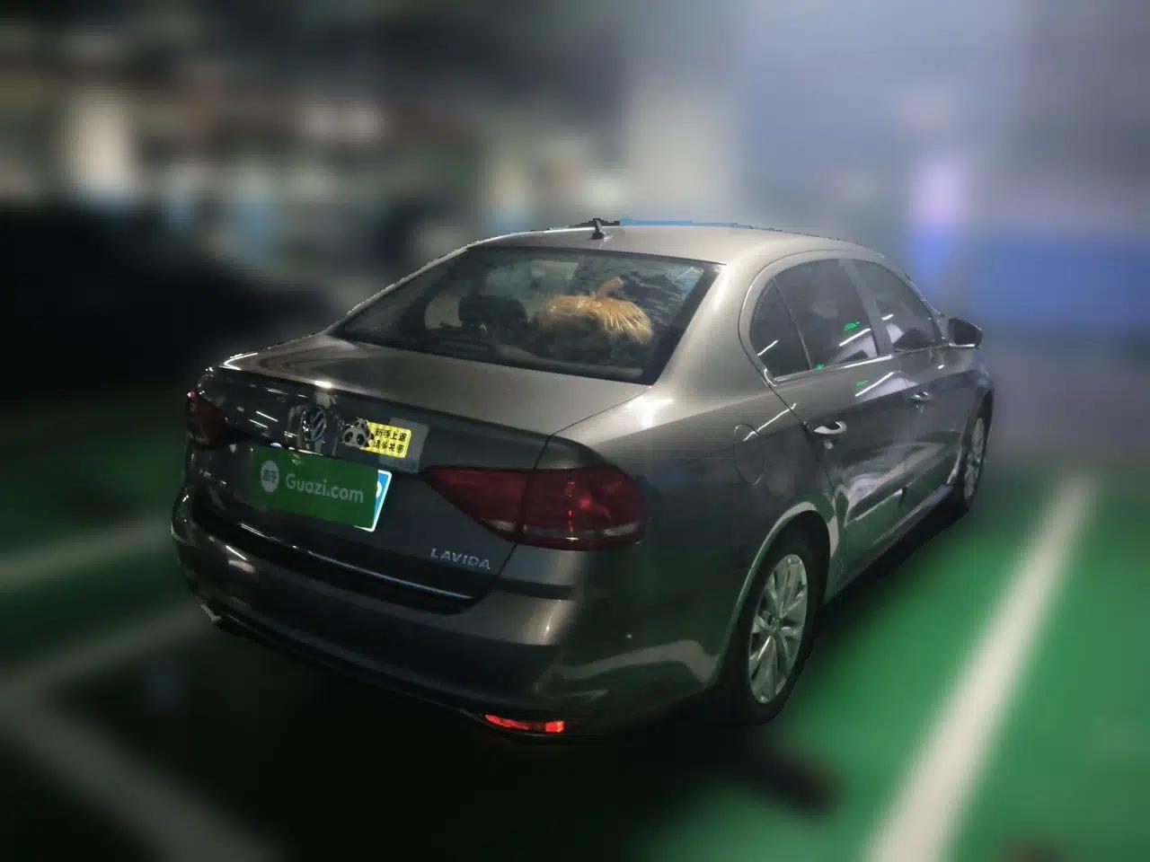 Volkswagen Lavida 2015 1.6L Automatic Comfort Edition — миниатюра 6