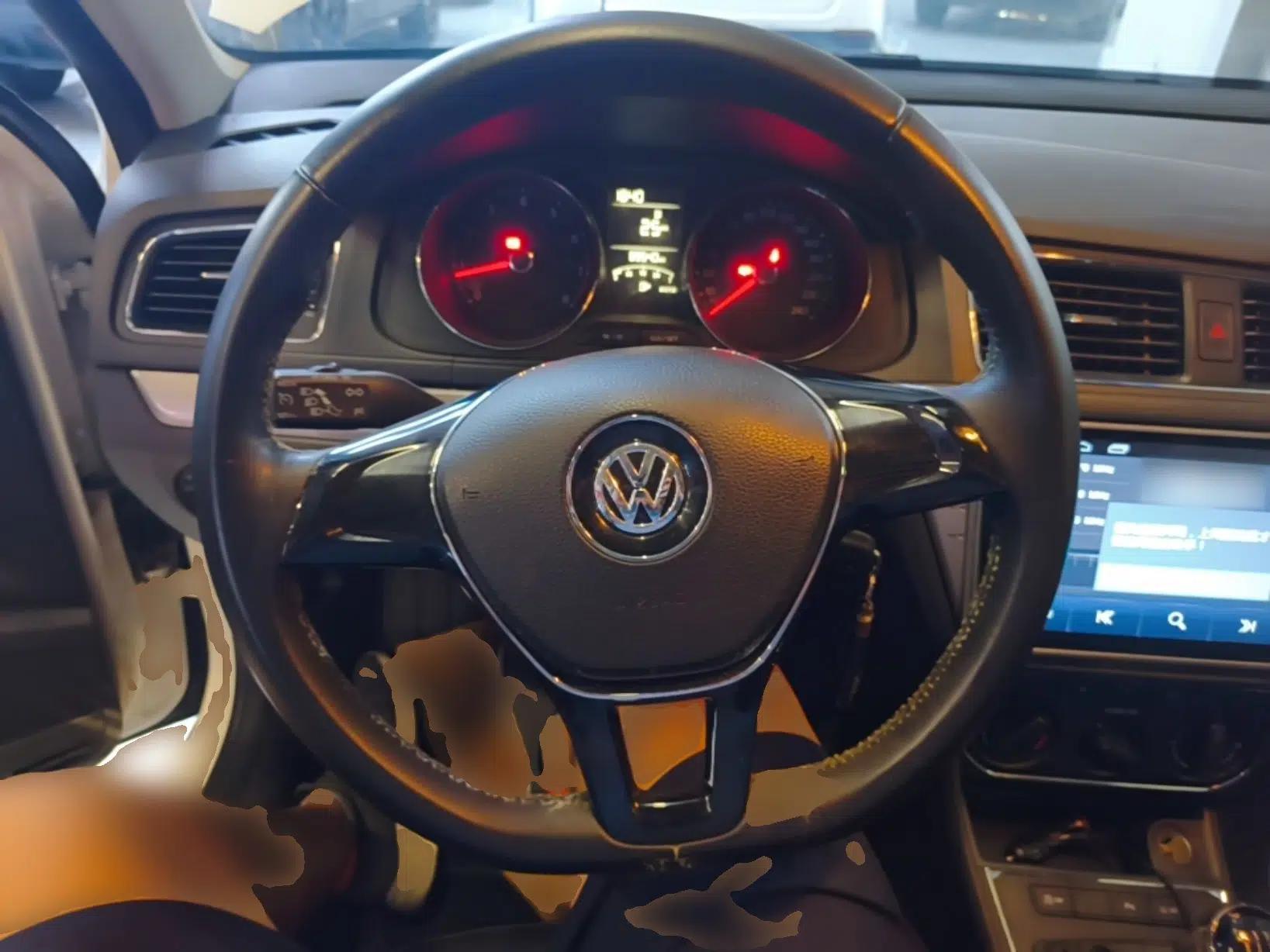 Volkswagen Lavida 2015 1.6L Manual Comfort Edition — миниатюра 13