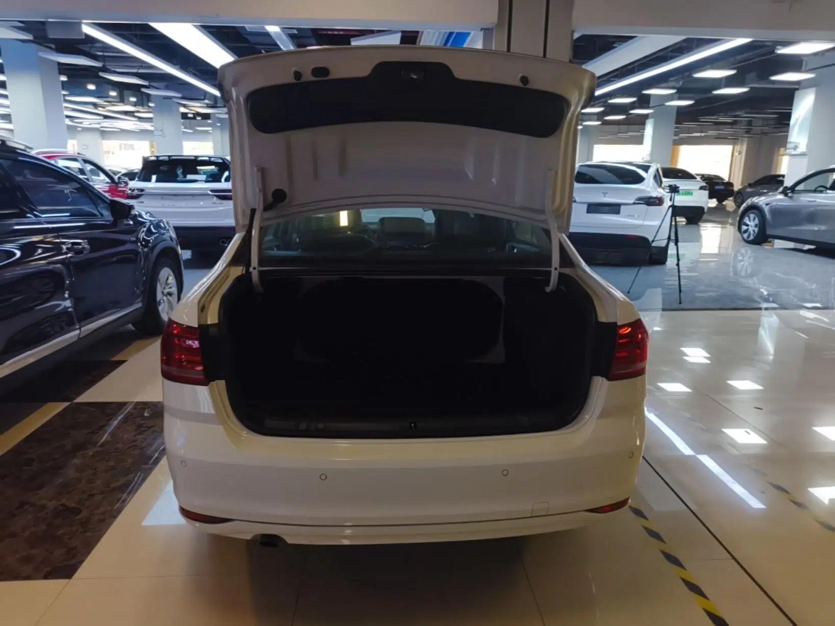 Volkswagen Lavida 2015 1.6L Manual Comfort Edition — миниатюра 22