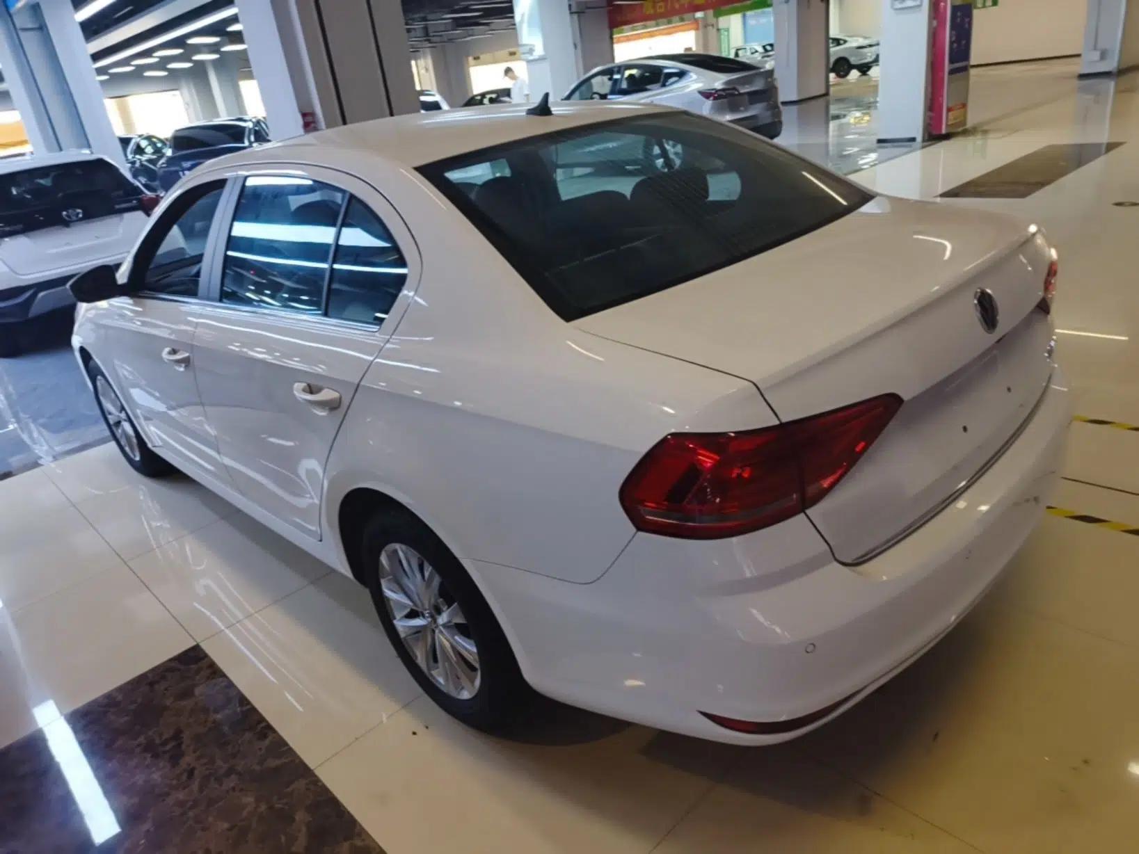 Volkswagen Lavida 2015 1.6L Manual Comfort Edition — миниатюра 4