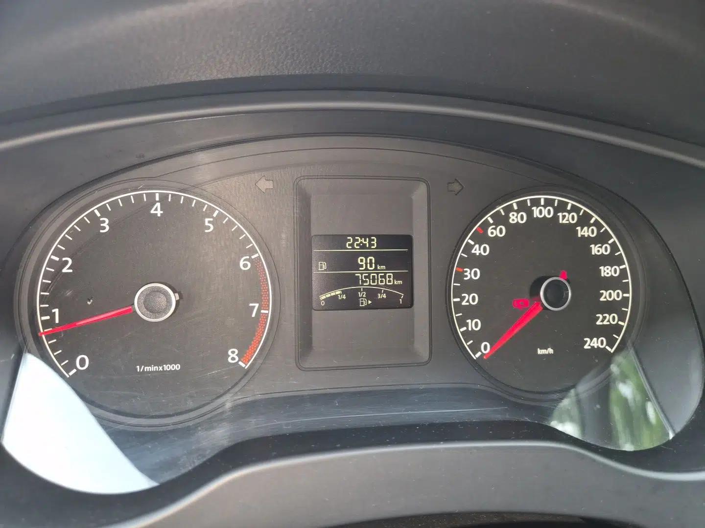Volkswagen Sagitar 2014 1.6L Manual Comfort Model — миниатюра 11