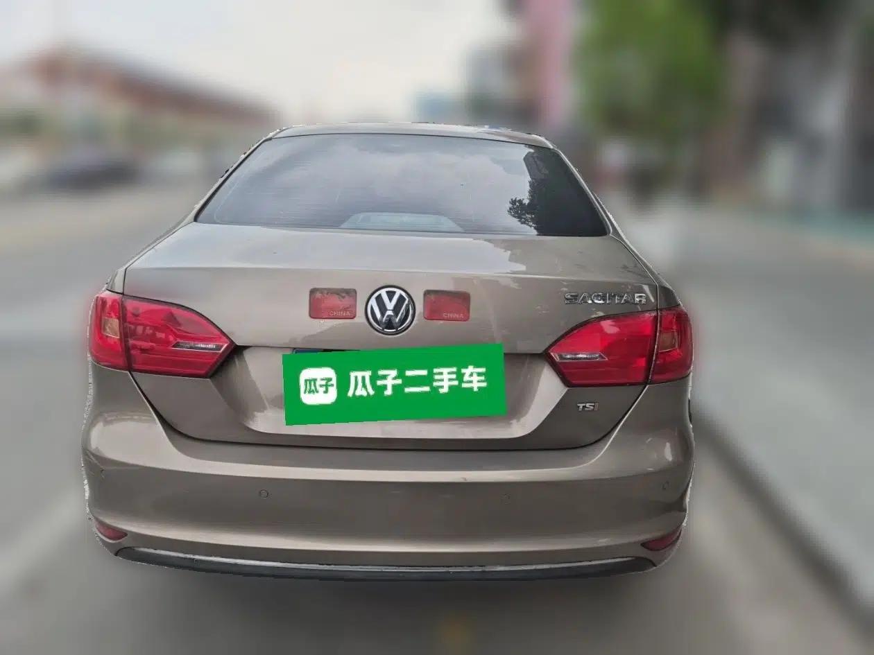 Volkswagen Sagitar 2014 1.6L Manual Comfort Model — миниатюра 5