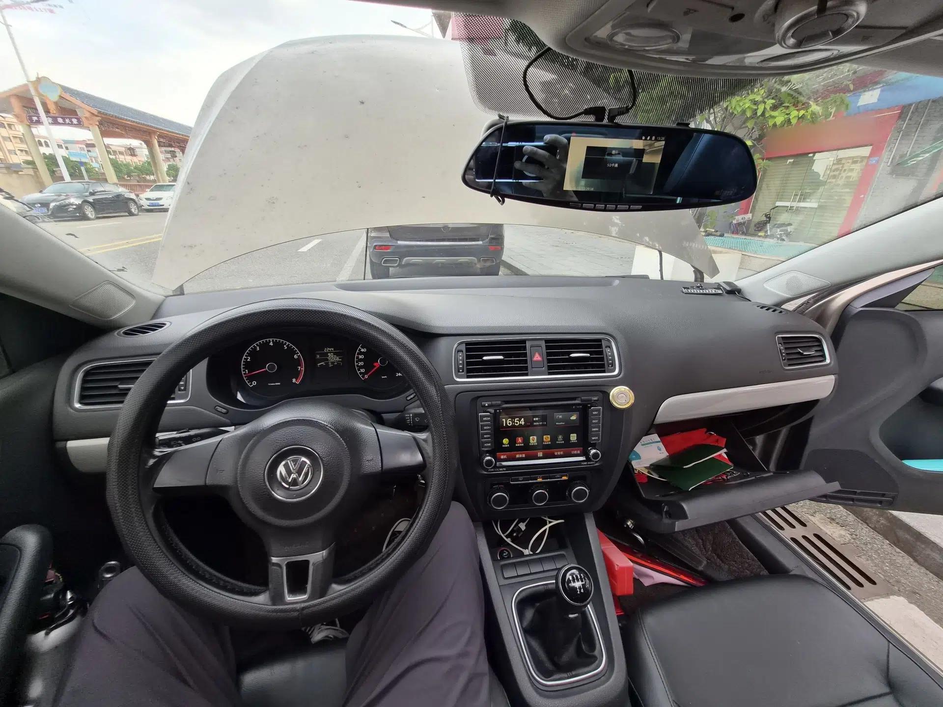 Volkswagen Sagitar 2014 1.6L Manual Comfort Model — миниатюра 9