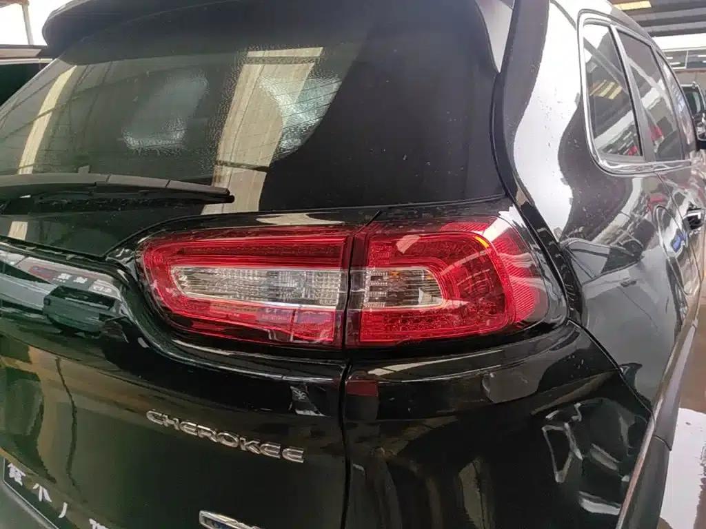 Jeep Cherokee 2016 2.4L Professional Edition — миниатюра 8
