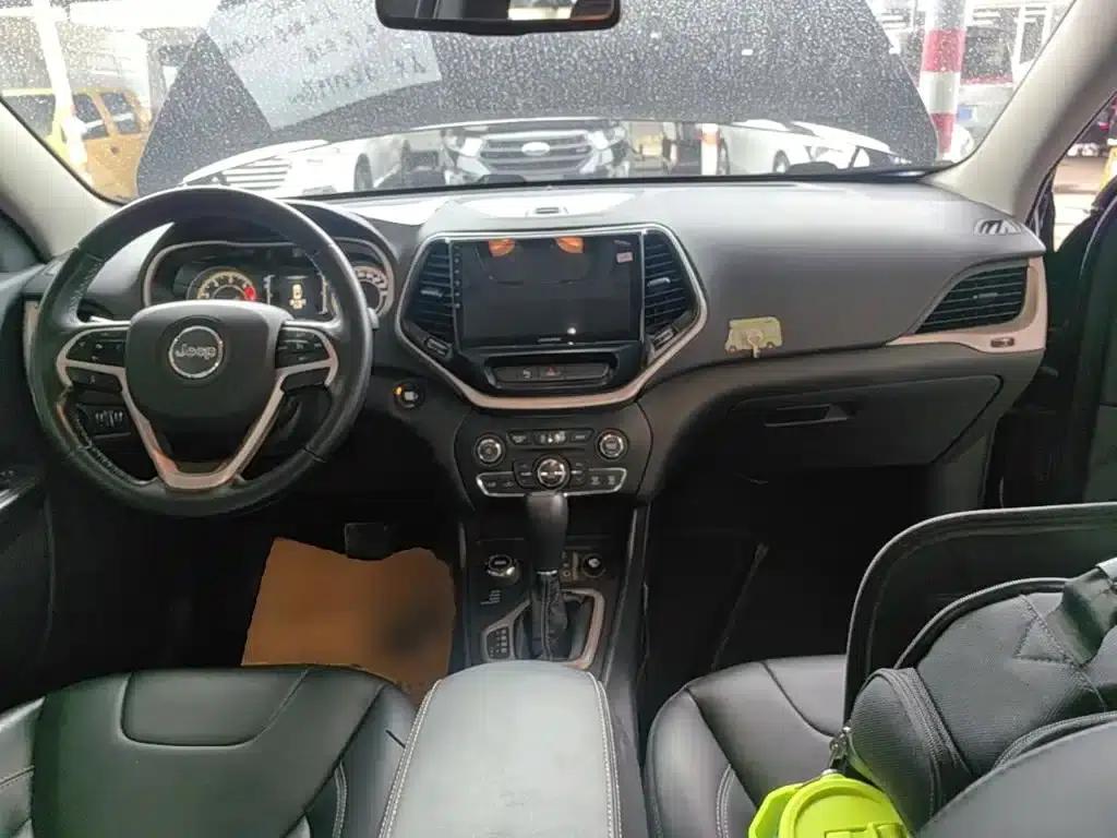 Jeep Cherokee 2016 2.4L Professional Edition — миниатюра 10