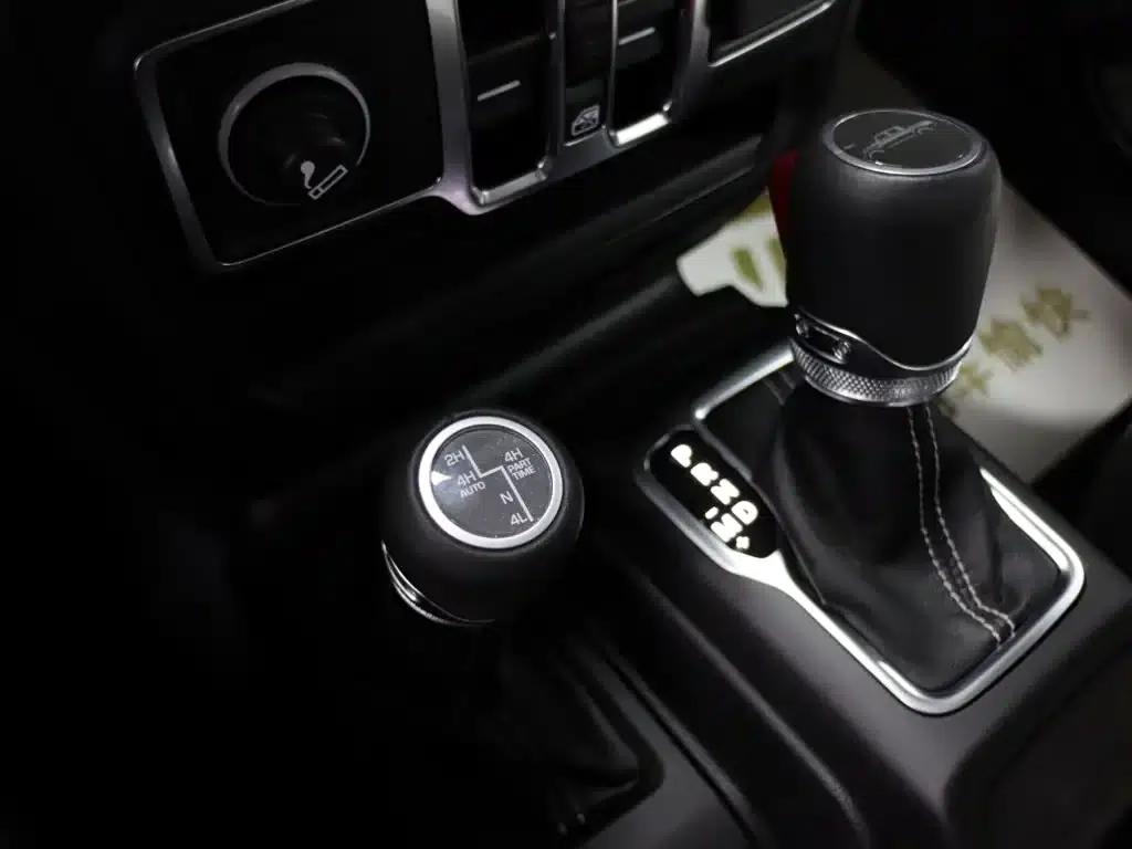 Gladiator 2023 3.6L Overland — миниатюра 17