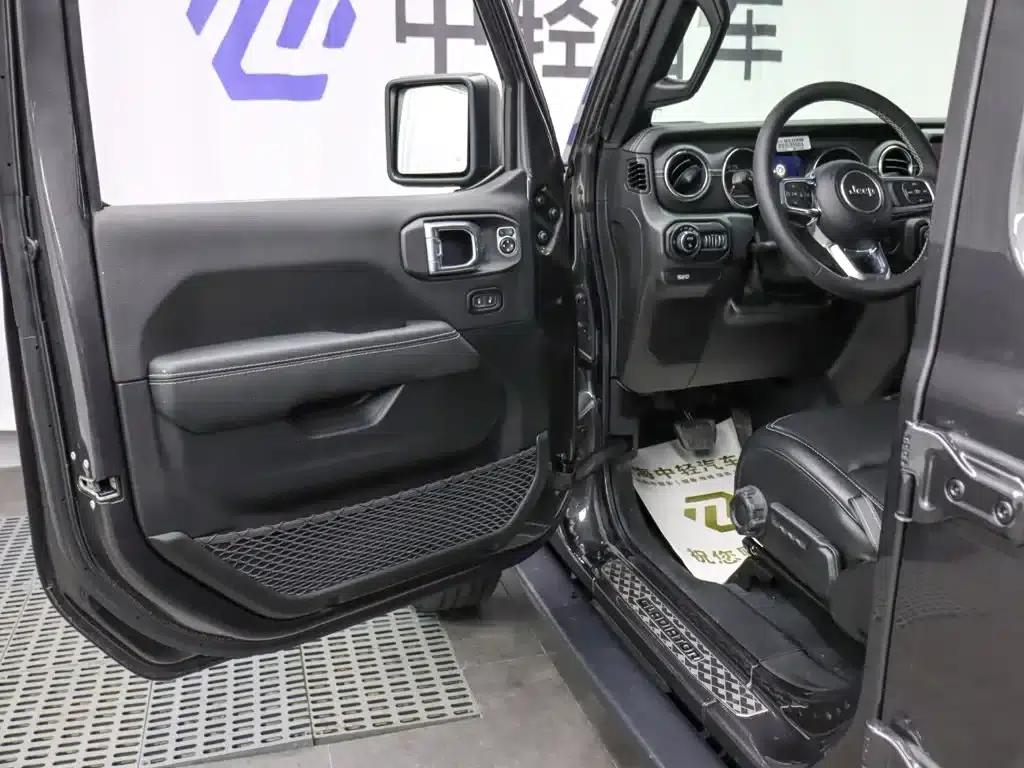 Gladiator 2023 3.6L Overland — миниатюра 5