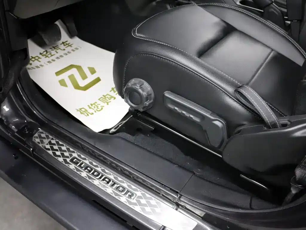 Gladiator 2023 3.6L Overland — миниатюра 10