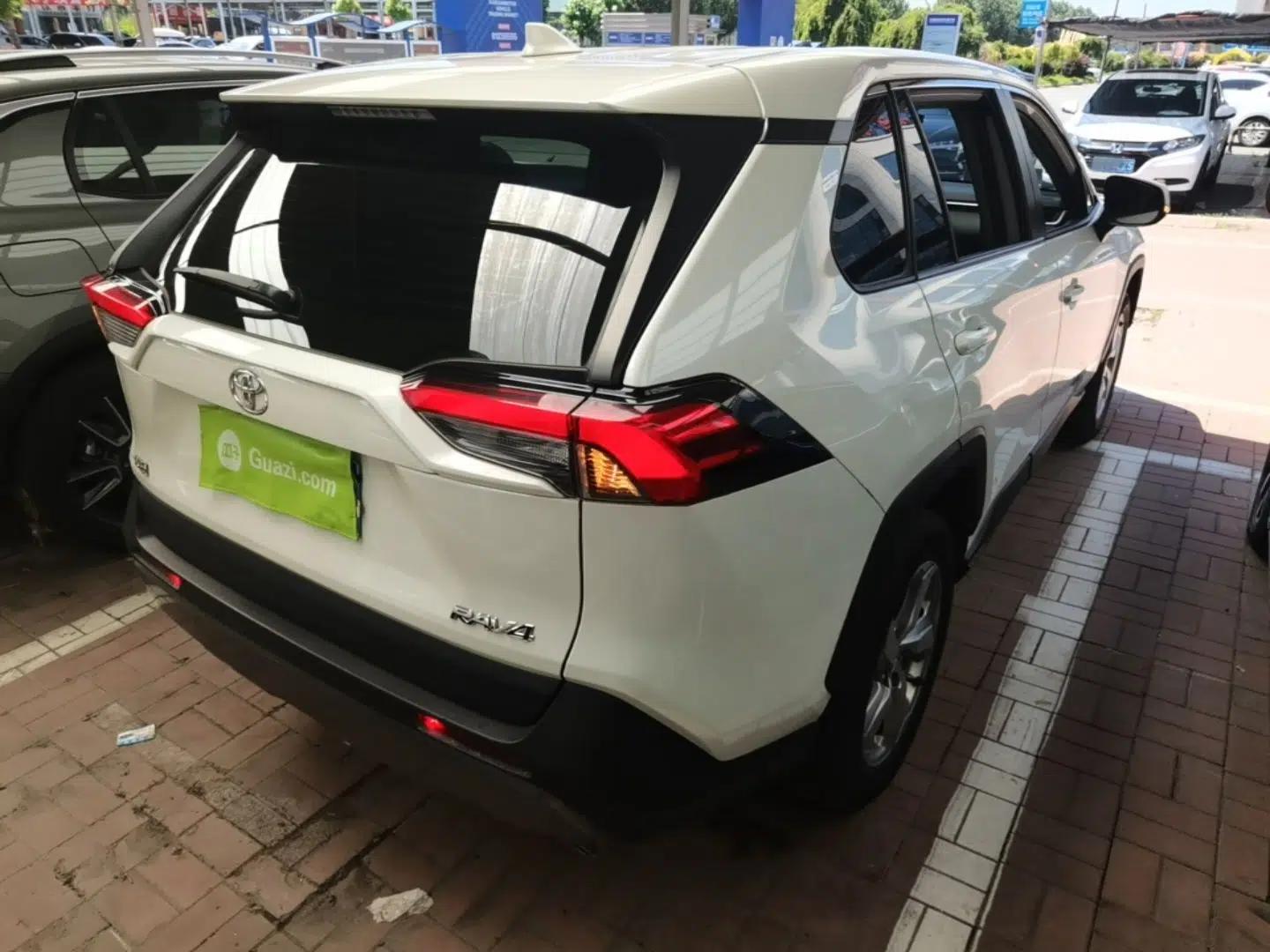 Toyota RAV4 2020 2.0L CVT Two-Wheel Drive Fashion Edition — миниатюра 6