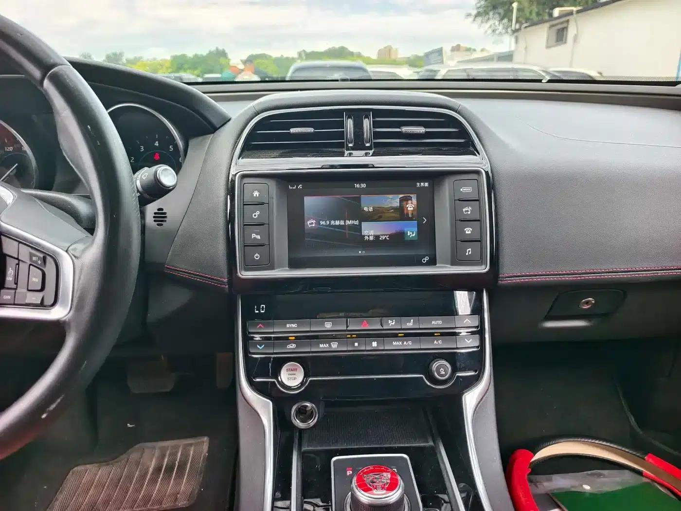 Jaguar XE 2017 2.0T 200PS R-Sport — миниатюра 12