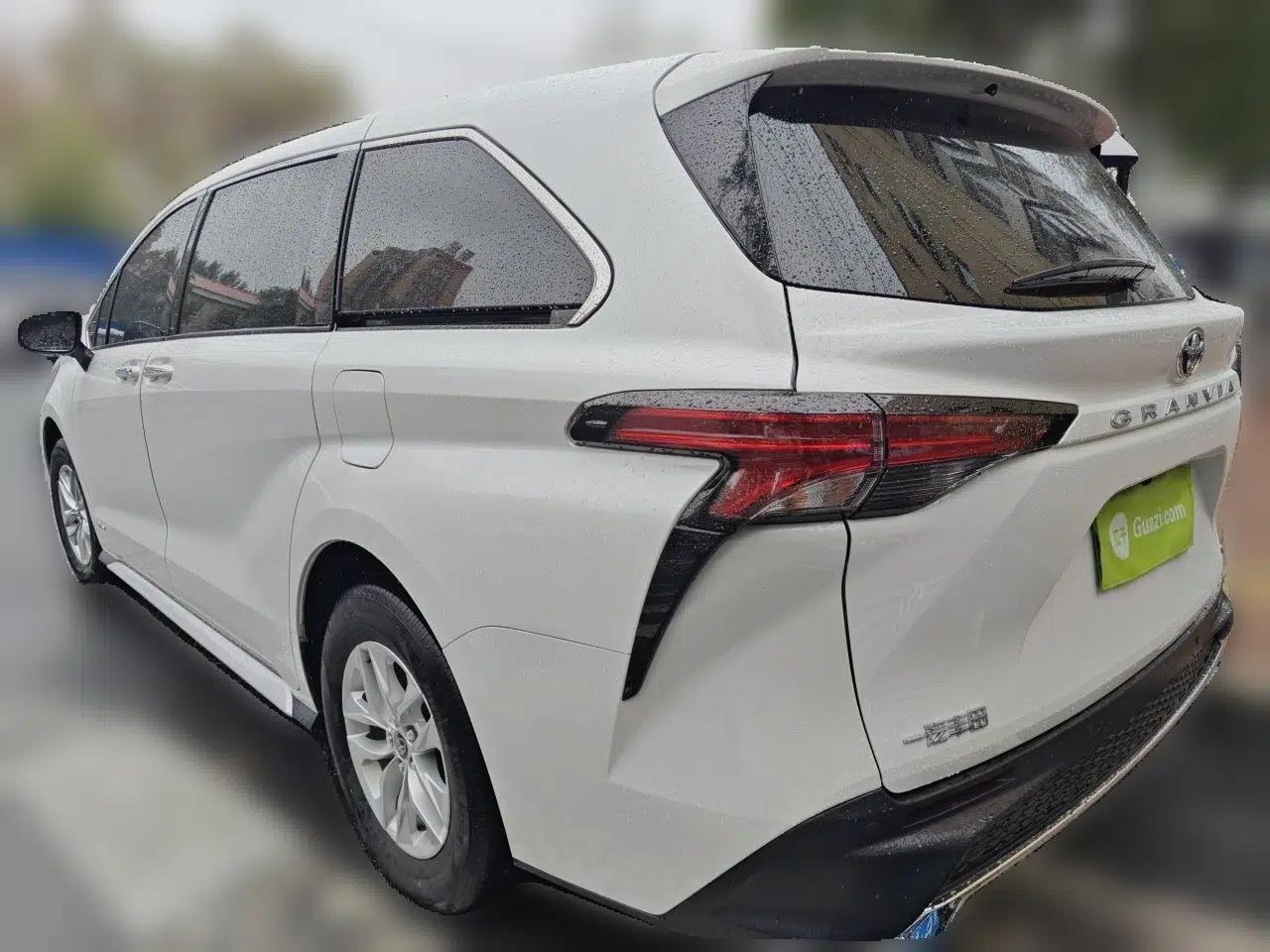 Toyota Granvia 2024 2.5L Hybrid Comfort Edition — миниатюра 4