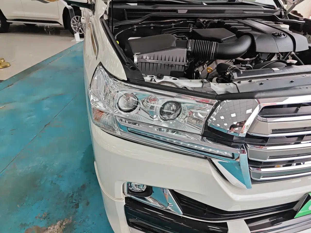 Toyota Land Cruiser 2019 Toyota Land Cruiser 4.0-liter automatic gasoline, 7 seats — миниатюра 7