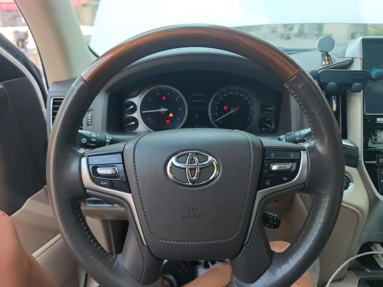Toyota Land Cruiser 2018 5.7L VX-R Middle East — миниатюра 10