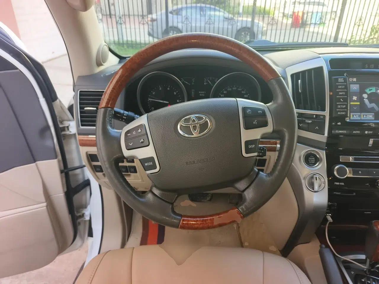 Toyota Land Cruiser 2012 4.6L Automatic VX-R — миниатюра 10