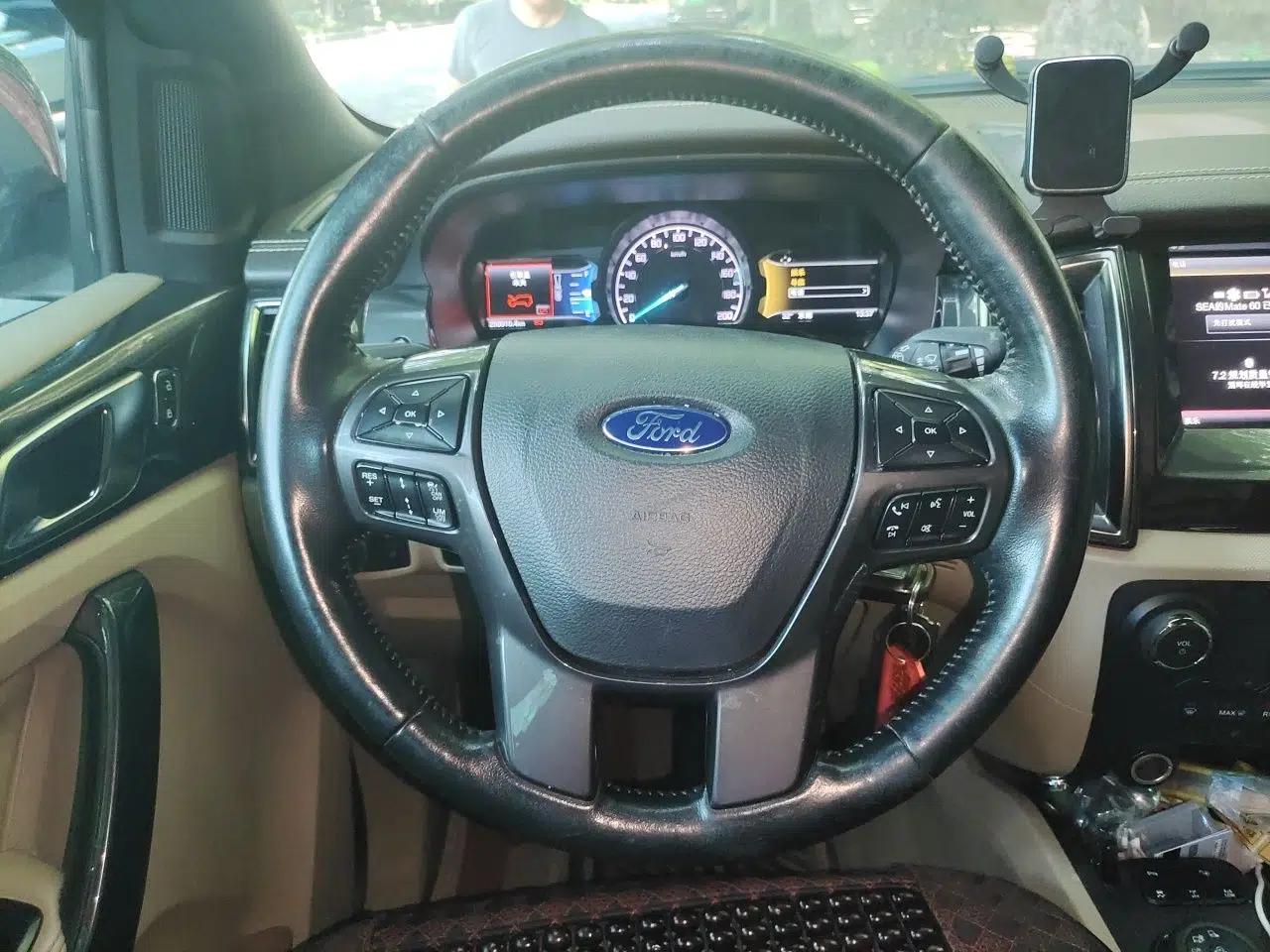 Ford Everest 2016 2.0T Gasoline Automatic 4x4 Flagship Edition — миниатюра 10