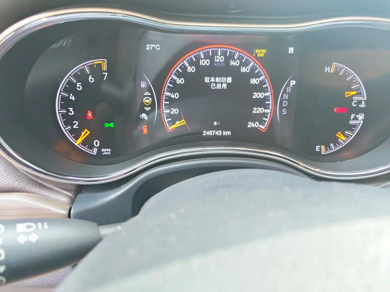 Jeep Grand Cherokee 2015 3.6L Luxury Navigation Edition — миниатюра 12