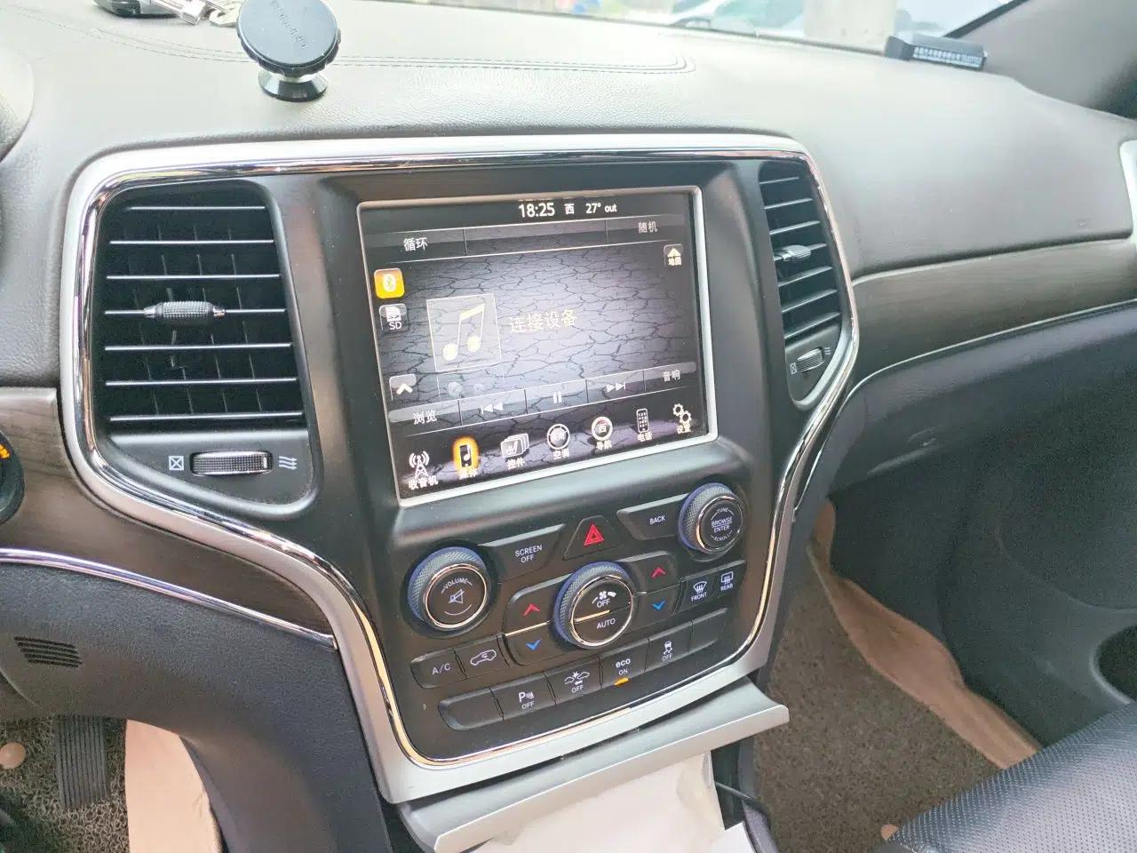 Jeep Grand Cherokee 2015 3.6L Luxury Navigation Edition — миниатюра 13