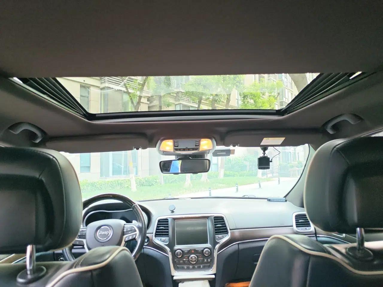 Jeep Grand Cherokee 2015 3.6L Luxury Navigation Edition — миниатюра 18