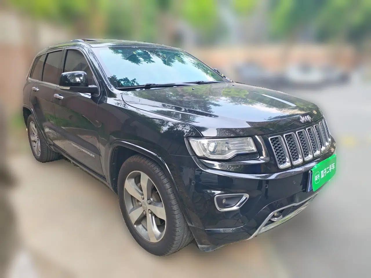 Jeep Grand Cherokee 2015 3.6L Luxury Navigation Edition — миниатюра 3
