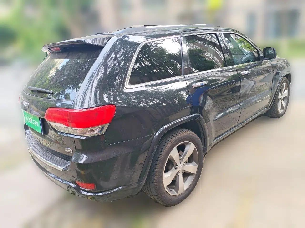 Jeep Grand Cherokee 2015 3.6L Luxury Navigation Edition — миниатюра 6