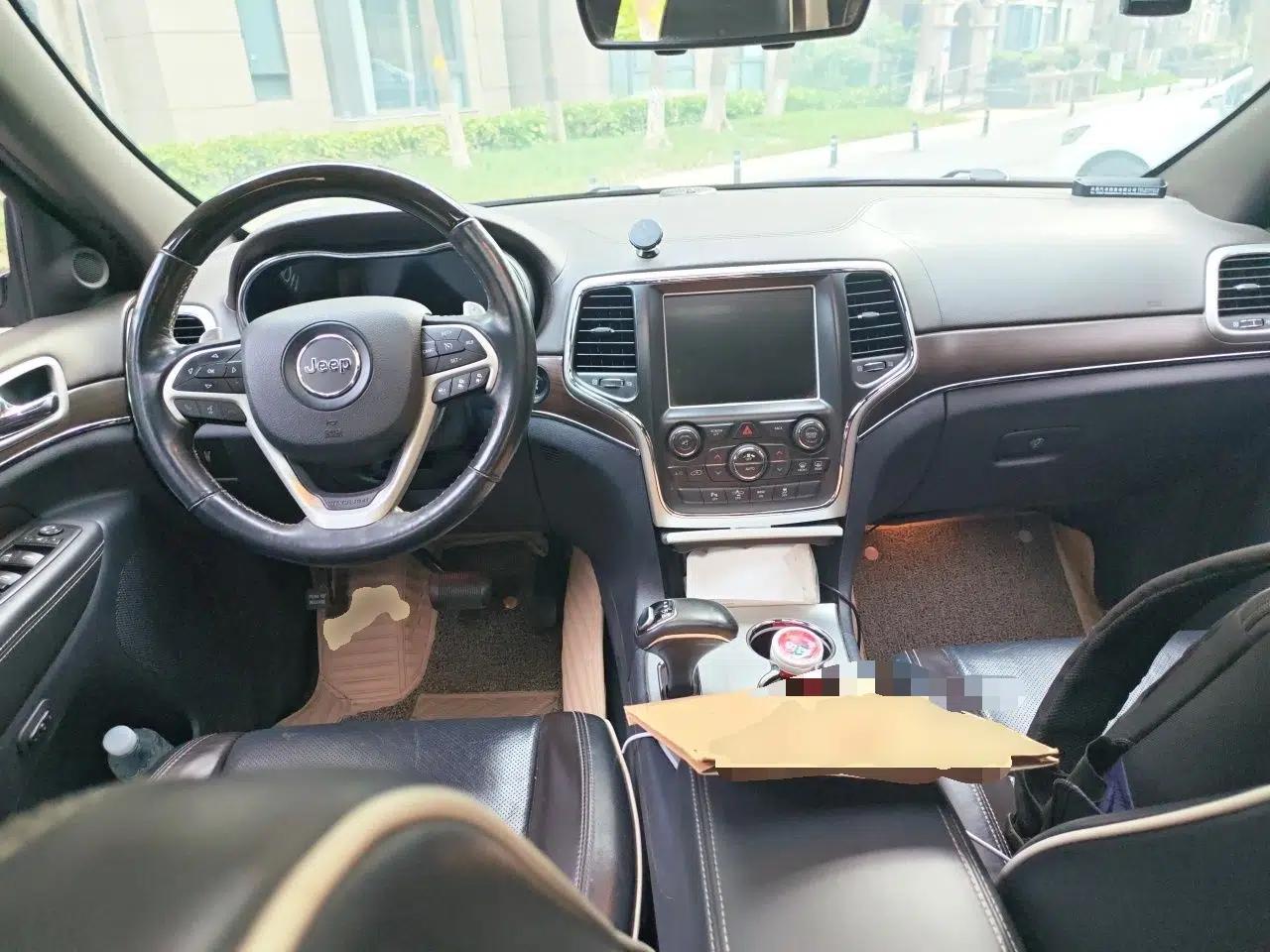 Jeep Grand Cherokee 2015 3.6L Luxury Navigation Edition — миниатюра 9