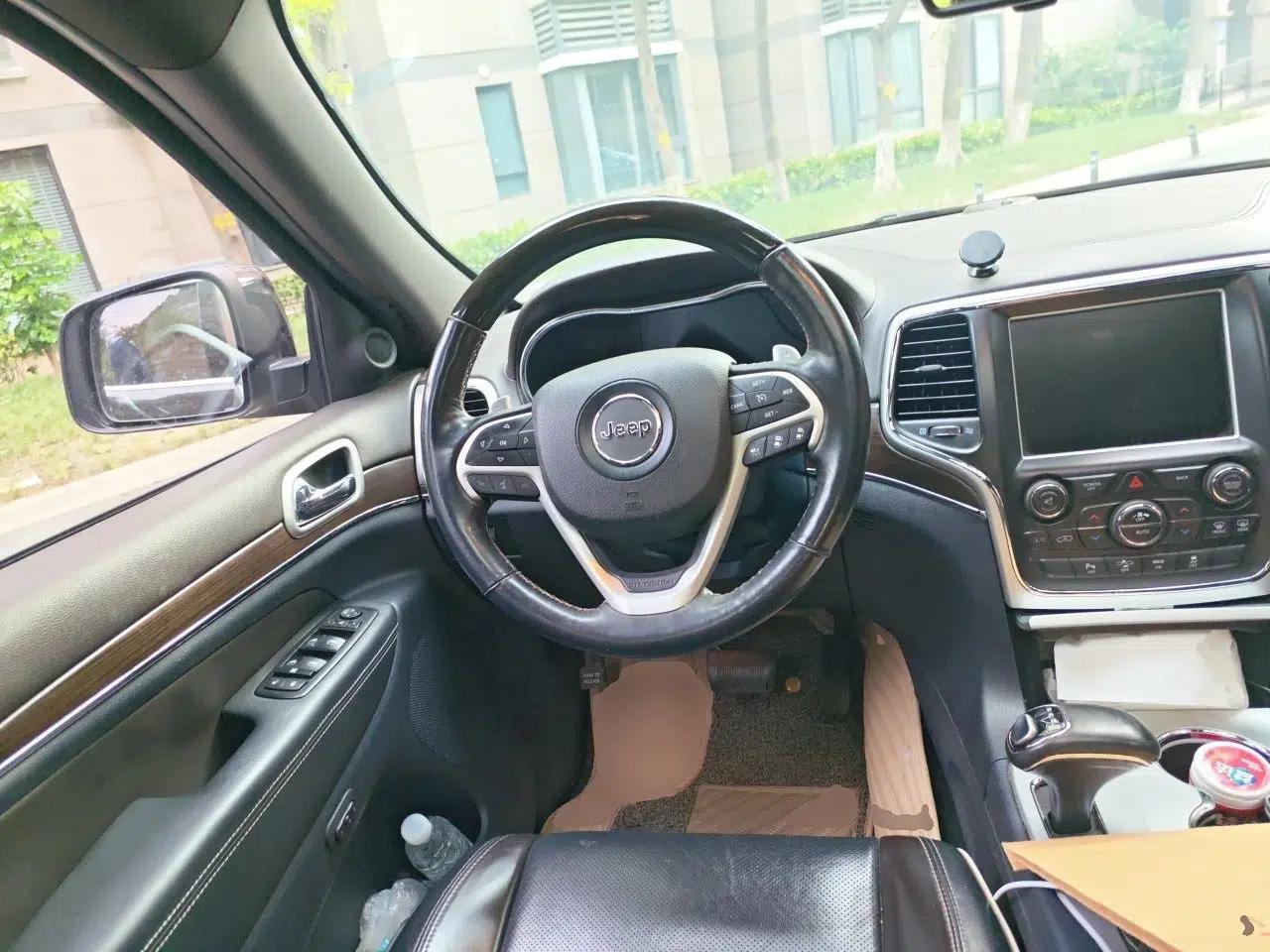 Jeep Grand Cherokee 2015 3.6L Luxury Navigation Edition — миниатюра 10