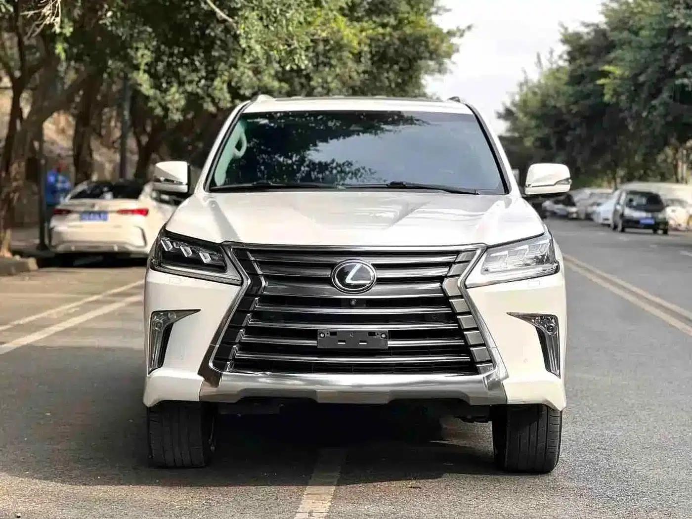 2017 Lexus LX 570 Premium Luxury Edition — миниатюра 2