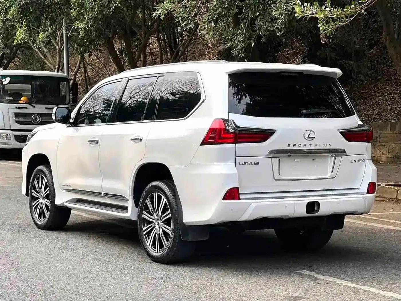 2017 Lexus LX 570 Premium Luxury Edition — миниатюра 3