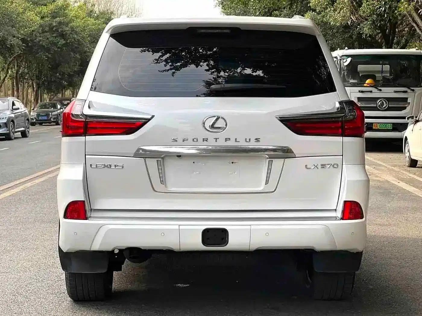 2017 Lexus LX 570 Premium Luxury Edition — миниатюра 4