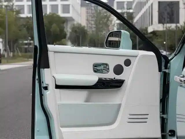 2024 Phantom Long Wheelbase Series II — миниатюра 17