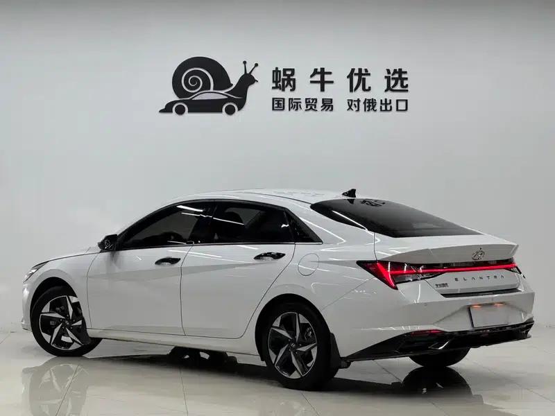 Hyundai Elantra 2022 1.5L CVT LUX Premium Edition — миниатюра 4