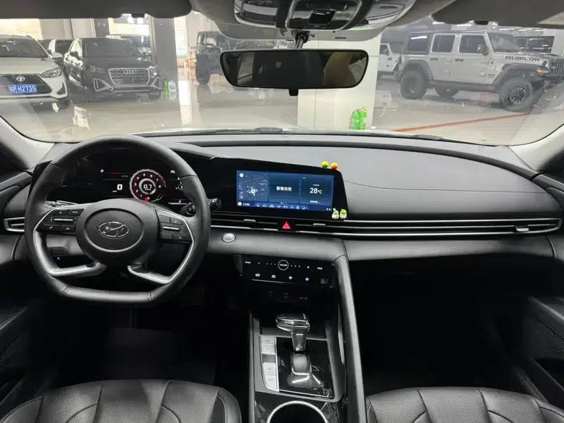 Hyundai Elantra 2022 1.5L CVT LUX Premium Edition — миниатюра 8