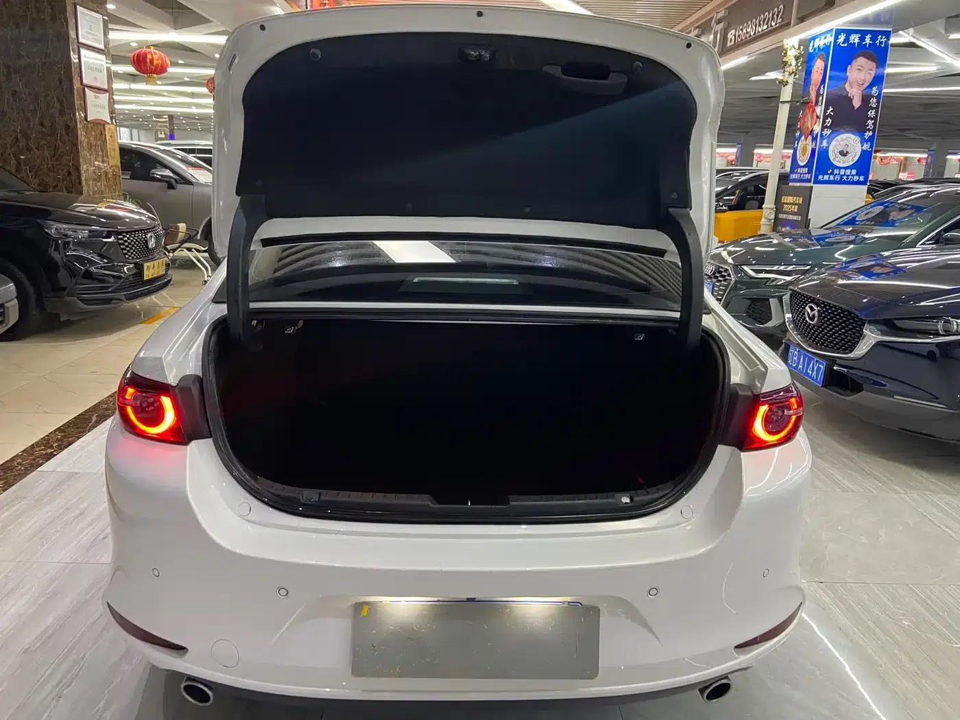 Mazda3 Axela 2022 2.0L Automatic Premium Edition — миниатюра 11