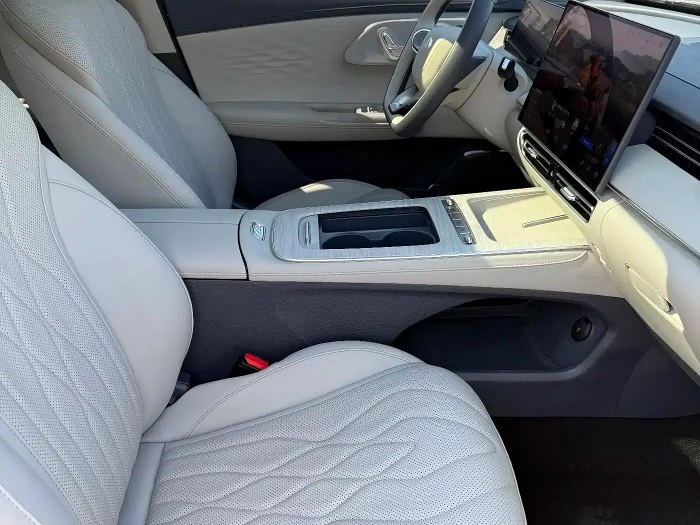 Fengyun A8L 2025 1.5TGDI 145km Standard Edition — миниатюра 13