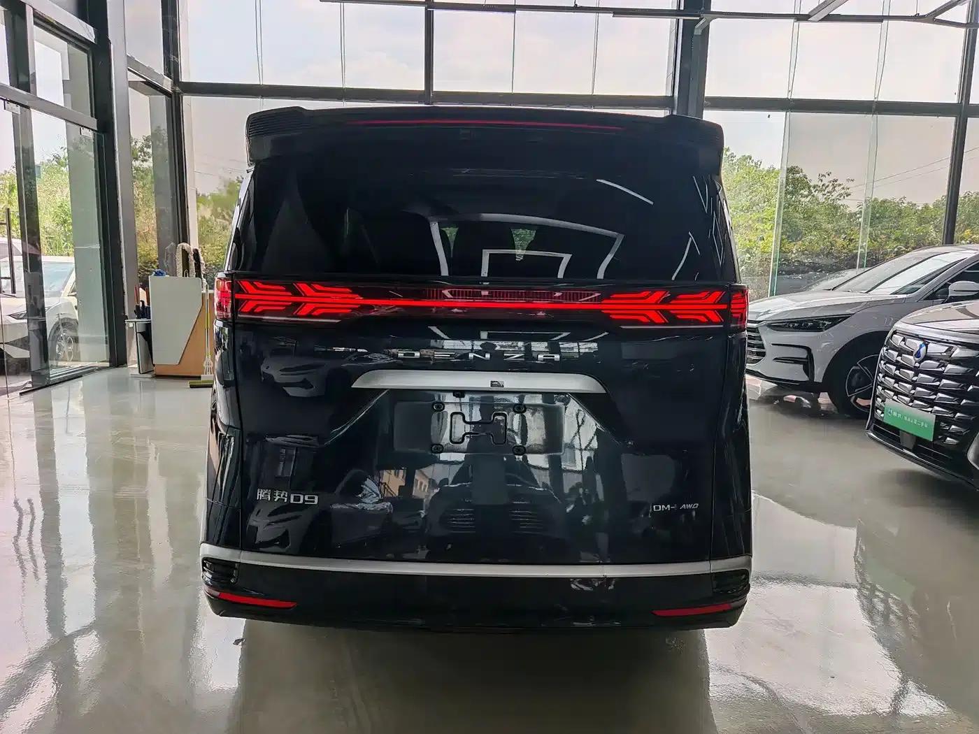 Denza D9 2022 DM-i 970 AWD Flagship Edition — миниатюра 11