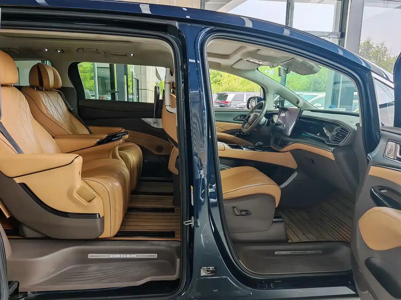 Denza D9 2022 DM-i 970 AWD Flagship Edition — миниатюра 17