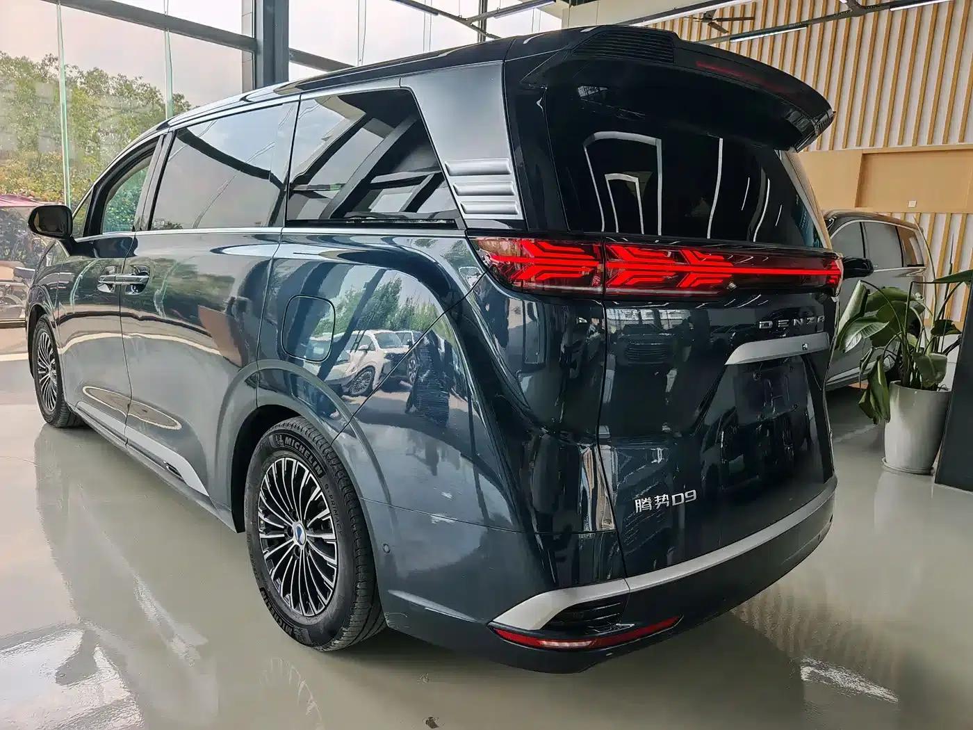 Denza D9 2022 DM-i 970 AWD Flagship Edition — миниатюра 10