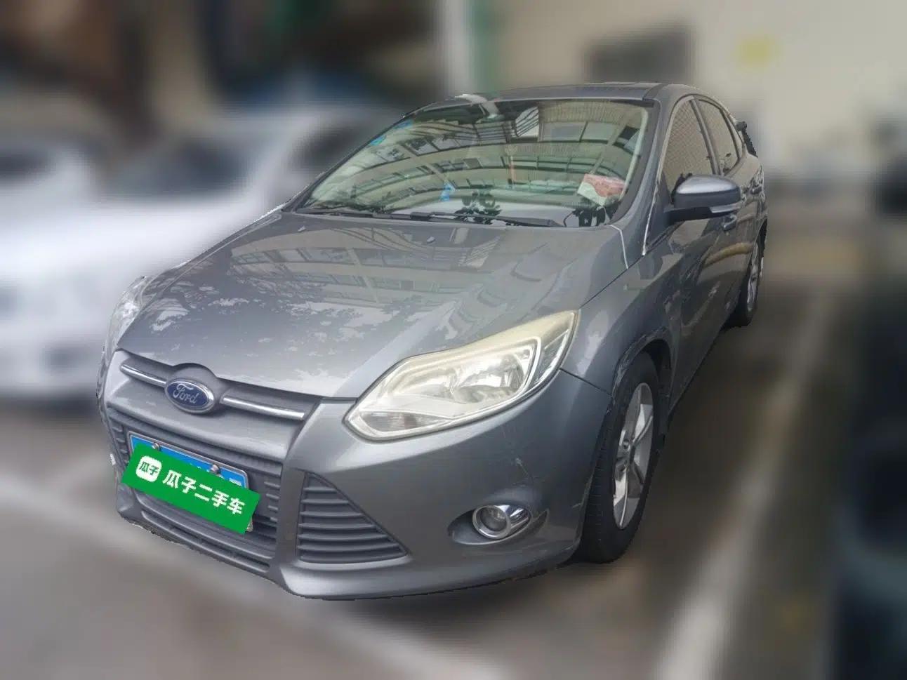 Ford Focus 2012 Sedan 1.6L Manual Fashion Edition — миниатюра 1