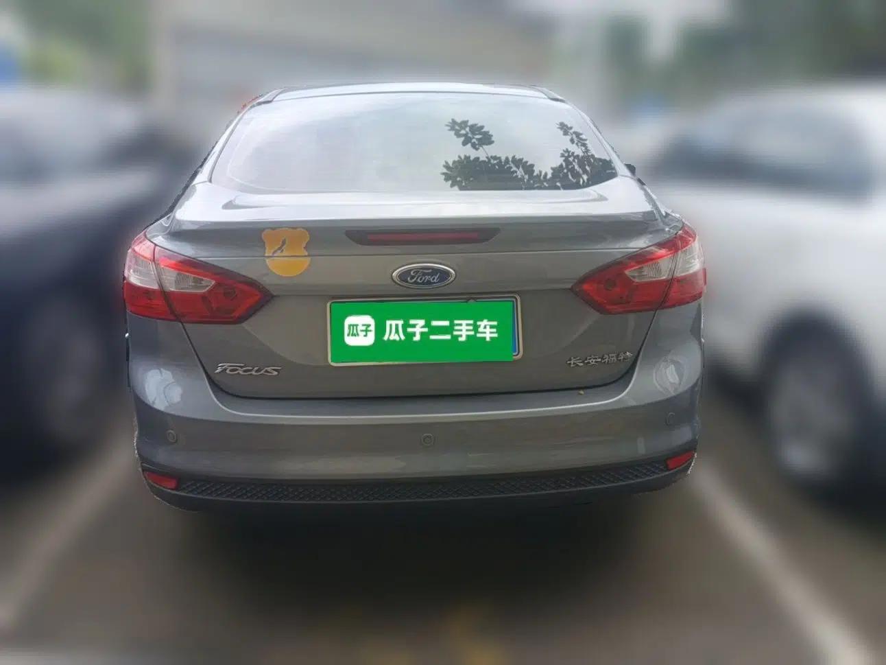 Ford Focus 2012 Sedan 1.6L Manual Fashion Edition — миниатюра 5