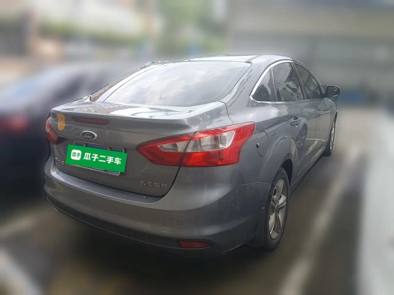 Ford Focus 2012 Sedan 1.6L Manual Fashion Edition — миниатюра 6