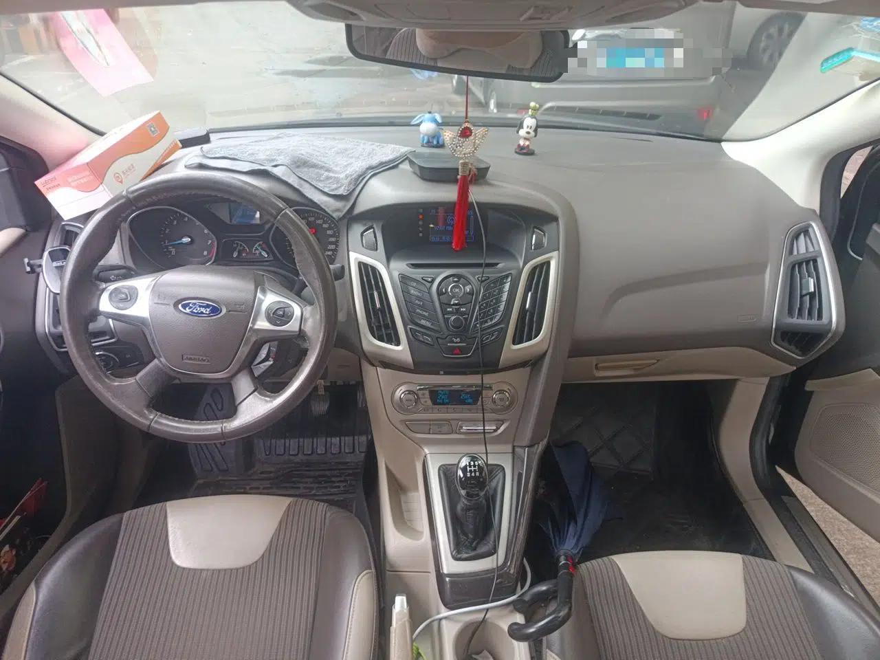Ford Focus 2012 Sedan 1.6L Manual Fashion Edition — миниатюра 9