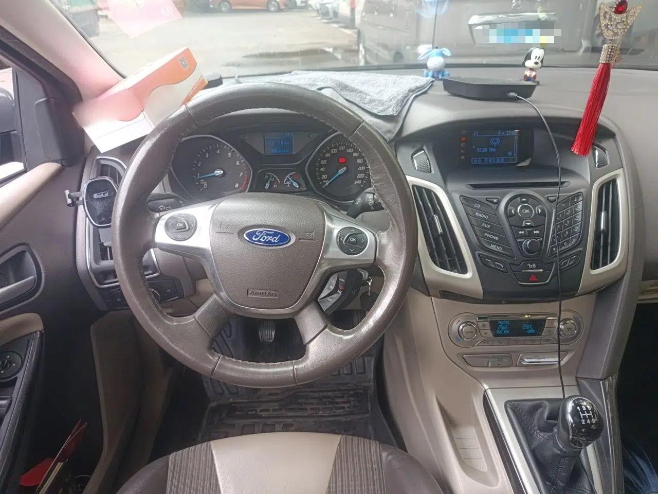 Ford Focus 2012 Sedan 1.6L Manual Fashion Edition — миниатюра 10