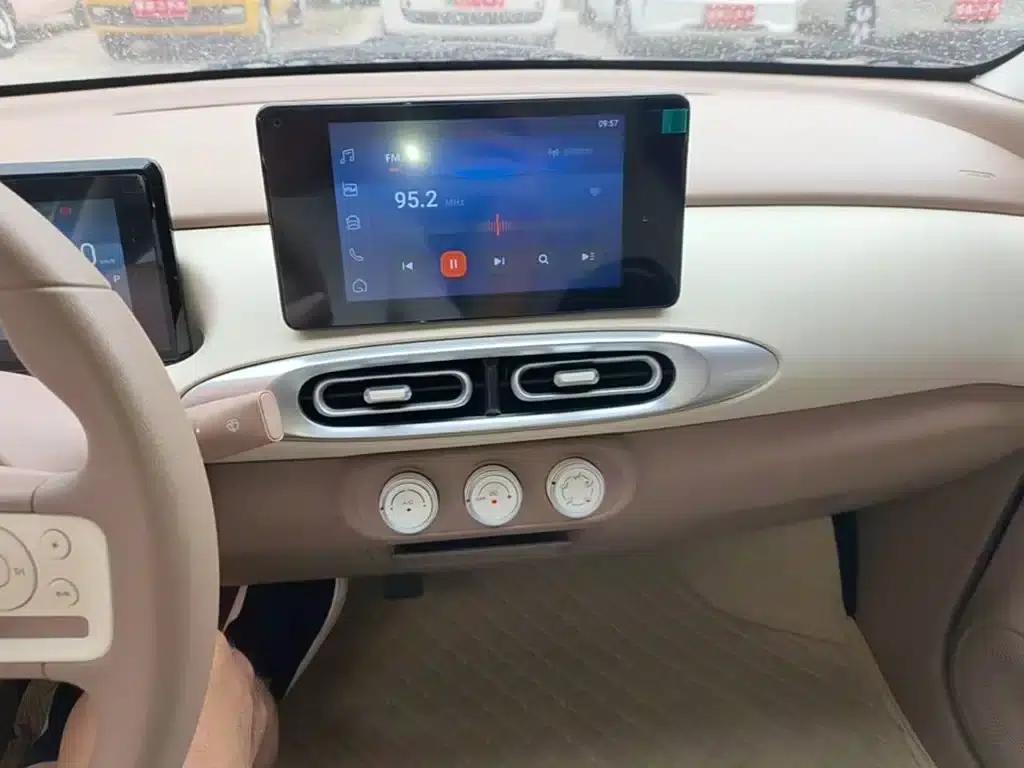 Hongguang MINIEV 2025 Fourth Generation Four-Door Premium+ Edition — миниатюра 13