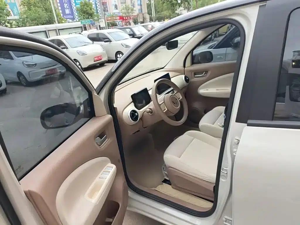 Hongguang MINIEV 2025 Fourth Generation Four-Door Premium+ Edition — миниатюра 16