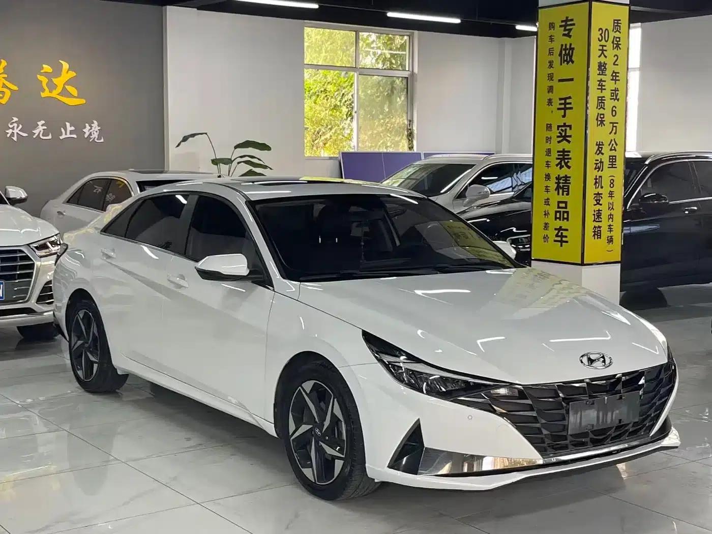 Hyundai Elantra 2021 1.5L CVT LUX Premium Edition — миниатюра 3