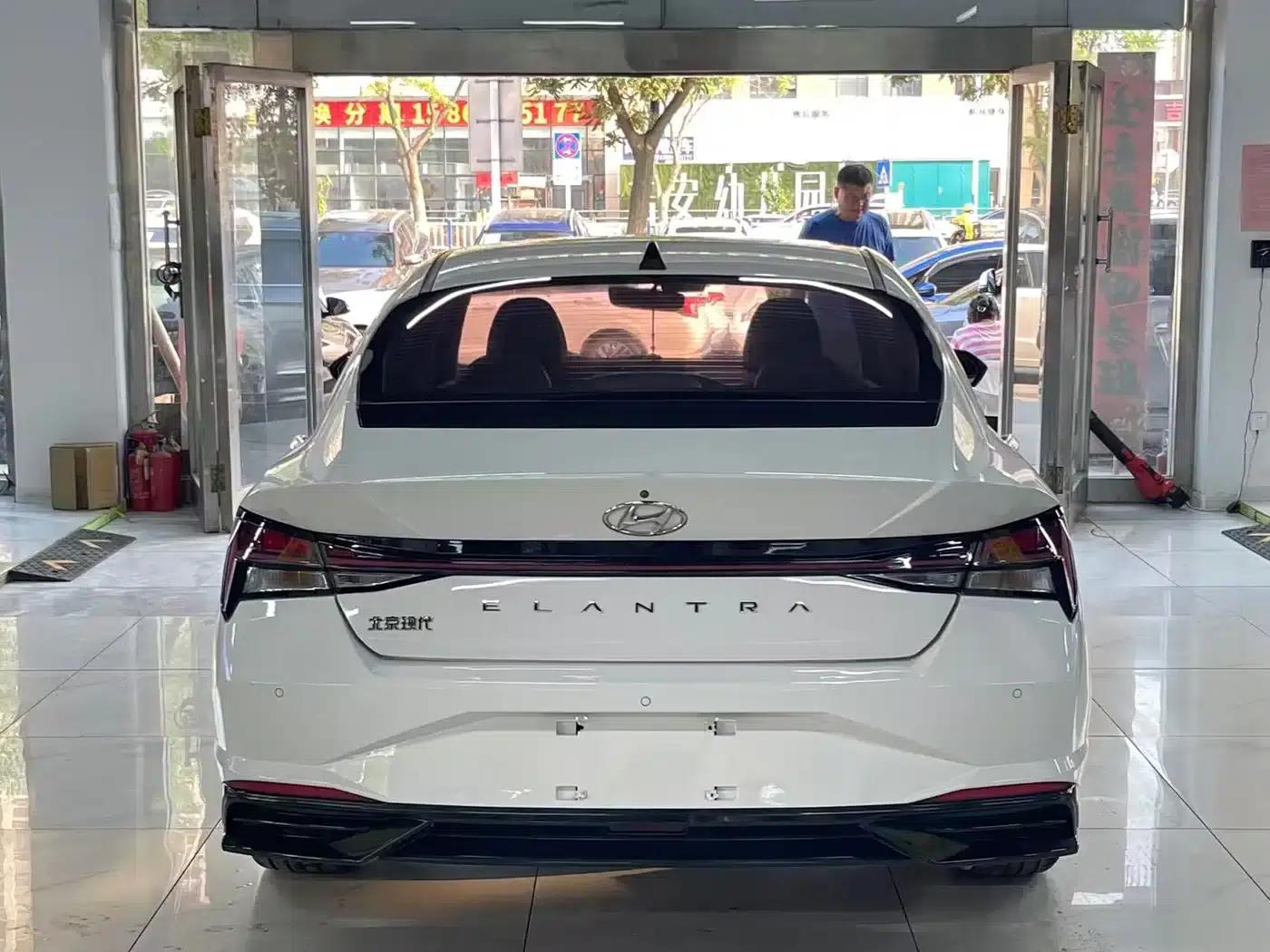 Hyundai Elantra 2021 1.5L CVT LUX Premium Edition — миниатюра 4