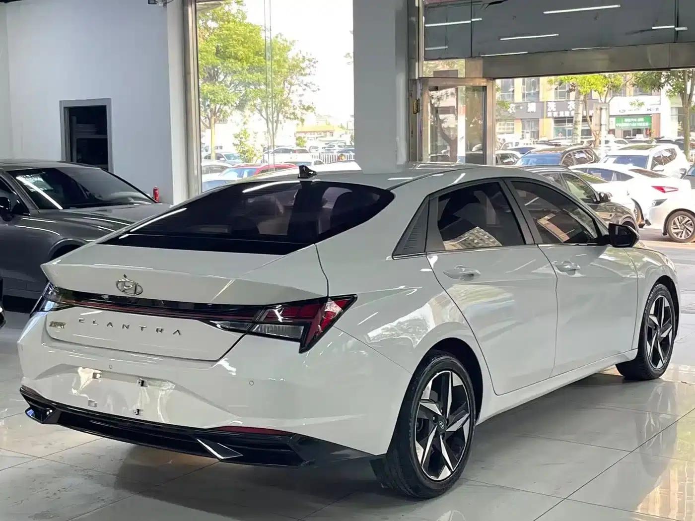 Hyundai Elantra 2021 1.5L CVT LUX Premium Edition — миниатюра 6